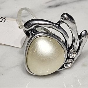 NWT - Cream Cabechon  Silvertone Ring